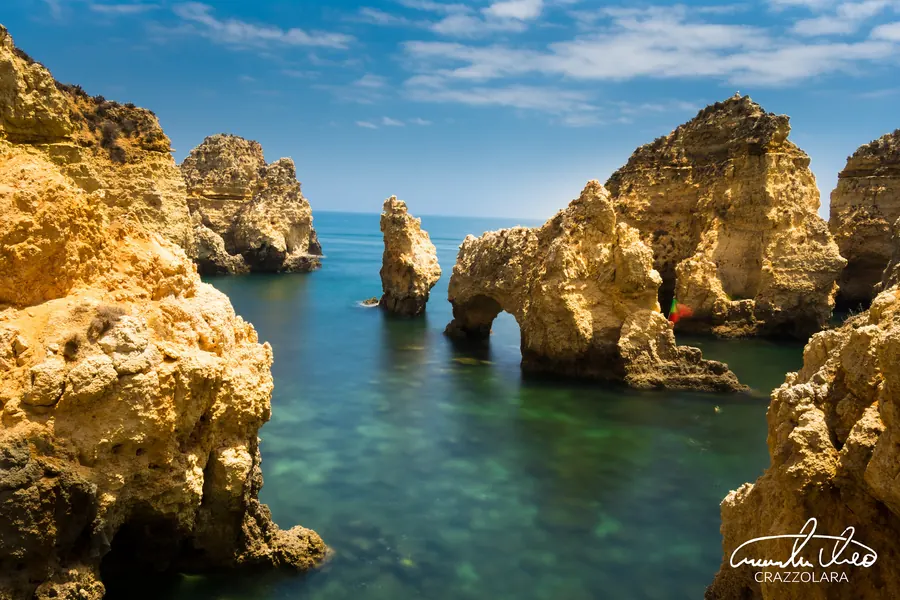 Klippformationer och turkost vatten vid Ponta da Piedade nära Lagos i Algarve