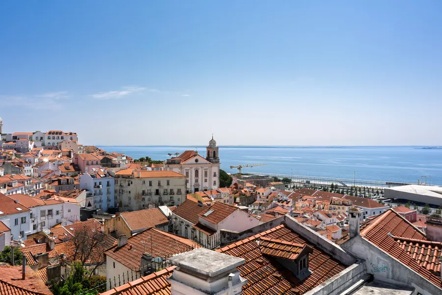 Utsikt över Alfamas tak och floden Tejo i Lissabon